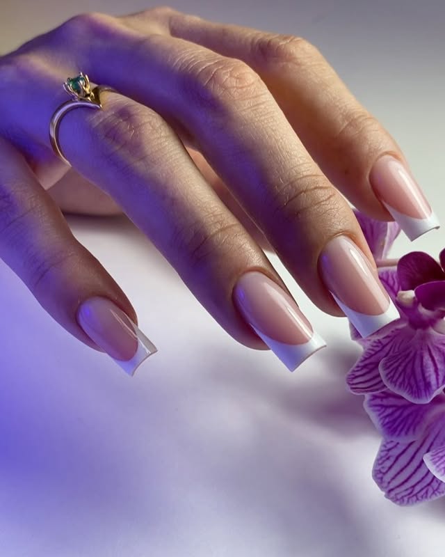 Manicura francesa con Builder Gel realizada por Violetta