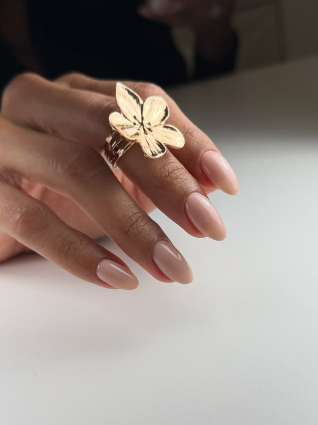 Manicura natural nude con acabado limpio y brillante