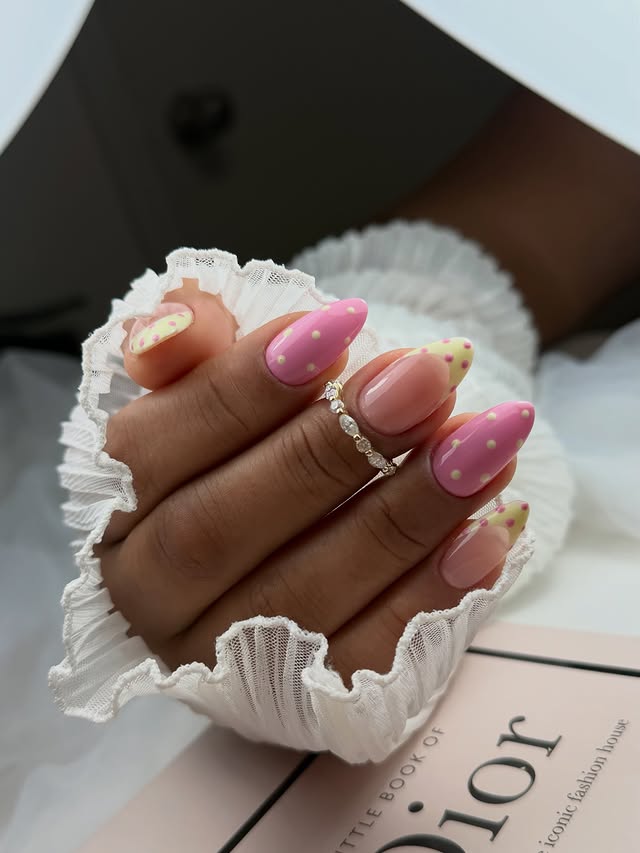 Uñas rosadas de verano con puntos y acabado almendrado