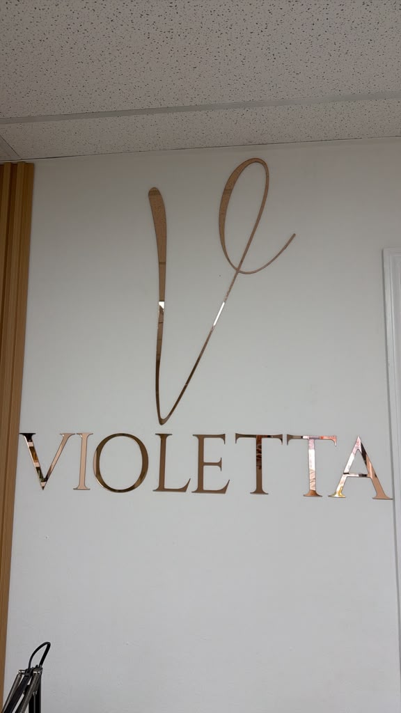 Letrero rosé-gold de Violetta Nails Expert en el salón de Miami