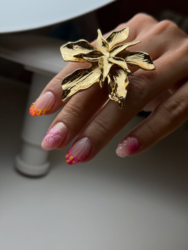 Nail art rosado de verano con detalles gráficos
